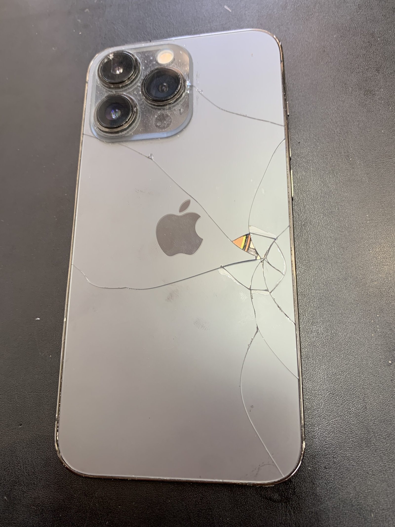 iPhone13Pro背面修理】ガラス割れも即日対応！〜練馬店〜 - 最長1年