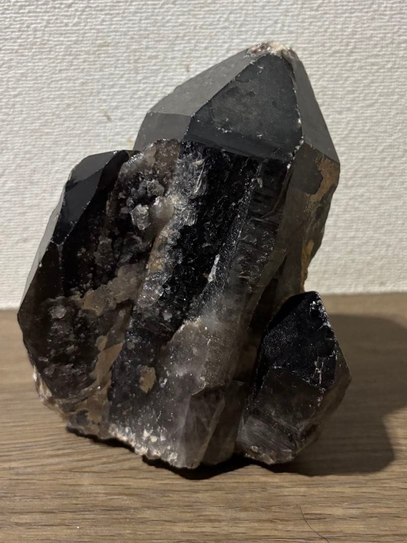 黒水晶　モリオン　原石　木製台座付き　1.9kg 特大結晶　パワーストーン