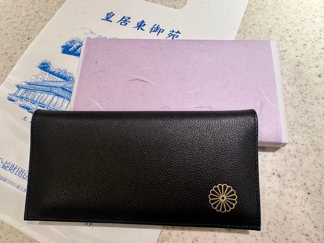 【新品】皇居 東御苑　本革 菊の紋入り ブラック 黒　長財布　菊葉文化協会　財布 新品未使用】皇居 本革 菊の紋入り ブラックー 長財布 高級 東御苑